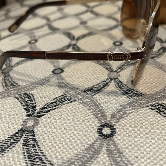 Tods aviator sunglasses with burgundy leather accents - Picture 4 of 9